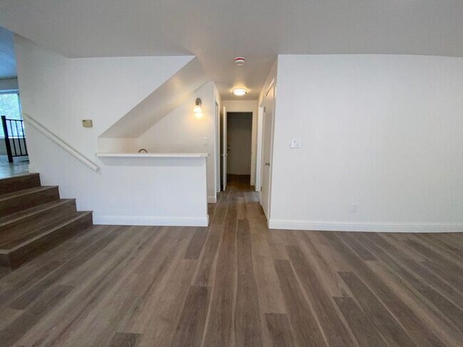 Building Photo - Modern 4 Bedroom, 3 Bath House - Near Died...