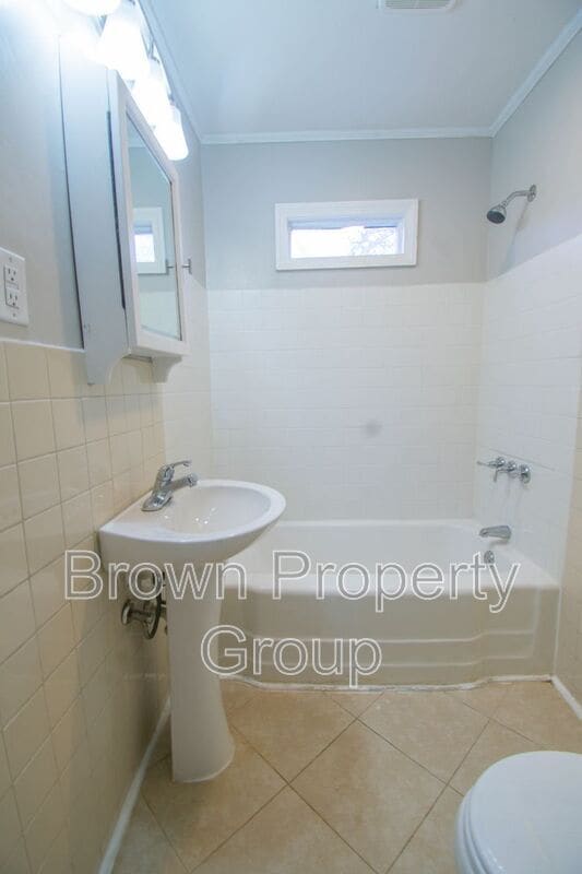 Building Photo - 401 Eva Cir