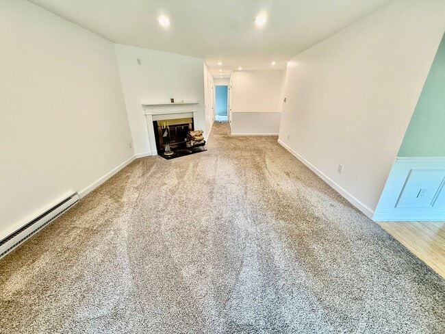 Building Photo - Charming 3 BR / 2 BA Top-Floor Condo | Blackberry Hill Village
