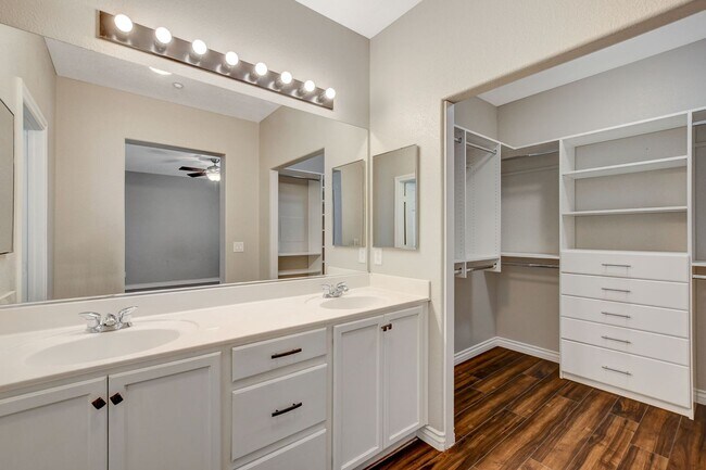 Building Photo - Gorgeous Three Bedroom in the Northwest!