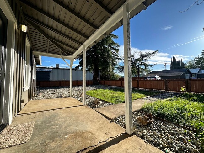 Building Photo - Charming One Bedroom in the Heart of Red Bluff! Pet Friendly!