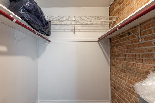 Building Photo - 715 W Diversey Pky