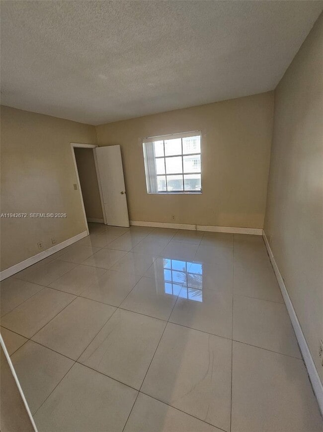 Building Photo - 2424 SE 17th St