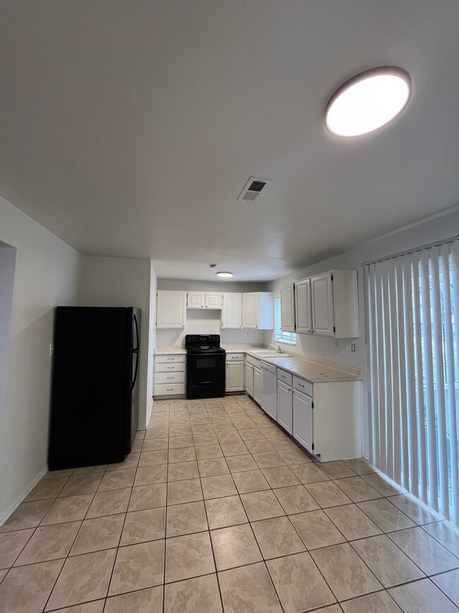 Building Photo - Newly remodeled 3-Bedroom, 1-Bathroom Dupl...