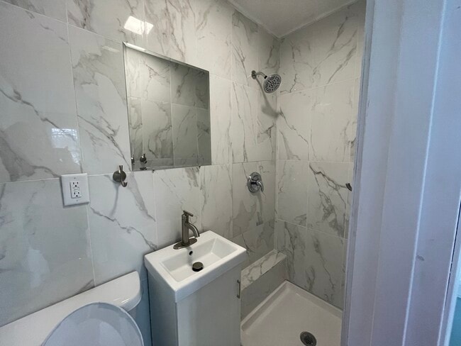 Building Photo - 114 E Richmond St