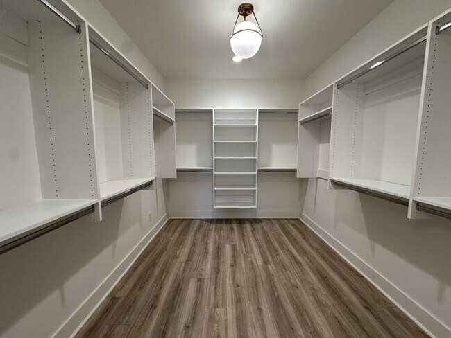 Building Photo - 4802 Moonview Ln