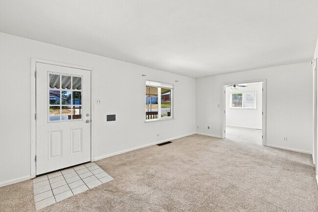 Building Photo - $2,590.95 with $300 Off The First Month's Rent, 4 Beds - 2 Bath, Single Family Home in Denver wit...