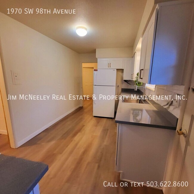 Building Photo - Remodeled 2-Bedroom Duplex with Bonus Room...