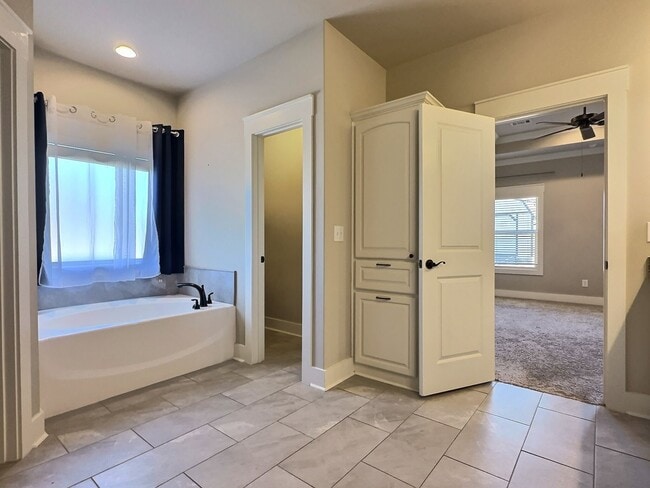 Building Photo - For Rent - Highly Desirable Summerfield, D...