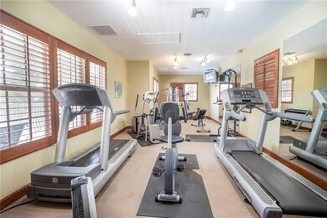 Building Photo - 3 BEDROOM TO 2 BATH SPACIOUS CONDO