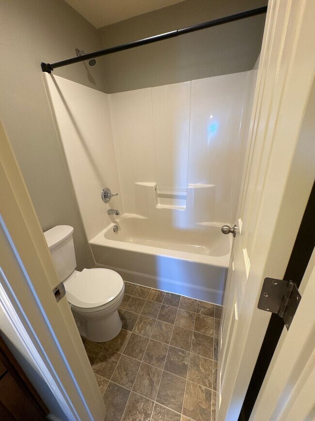 Building Photo - Beautiful 3 bedroom with bonus loft area i...