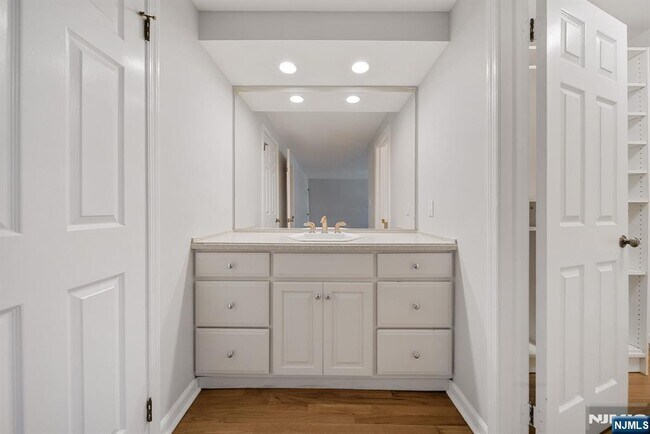 Building Photo - 12 Sandburg Ct