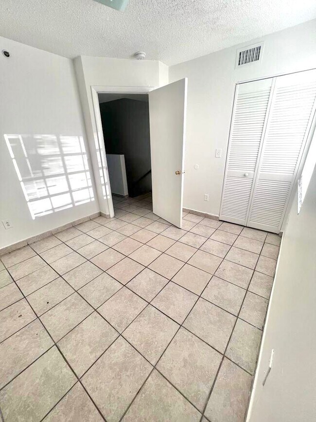 Building Photo - 1244 SW 5th St