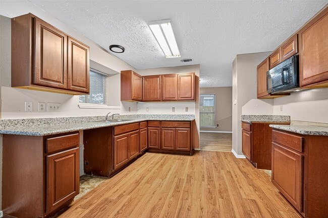 Building Photo - 1926 Woodland Hills Dr