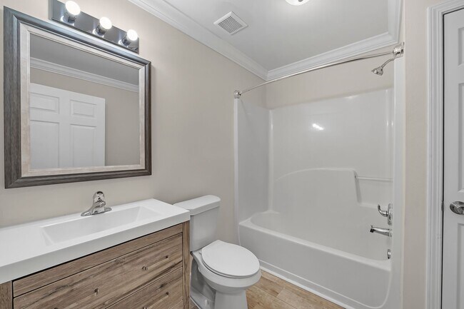 Building Photo - Crown Moulding********* Renovated 3 Bedroom 2 Bath********* Granite Countertops