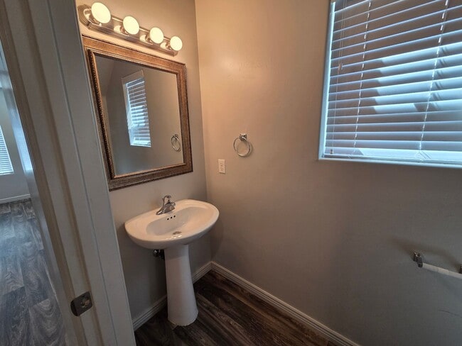Building Photo - Spacious 4 Bedroom Home!