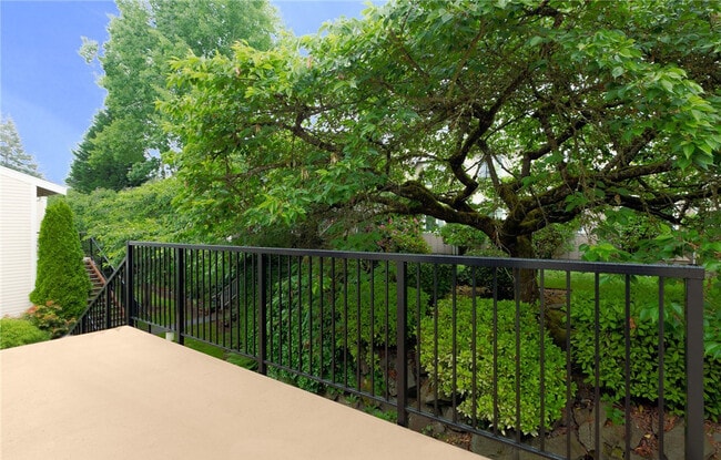 Building Photo - REMODELED, TOP FLOOR KIRKLAND 2 BED CONDO ...