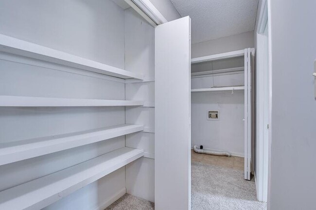 Building Photo - 2453 Riverlook Dr