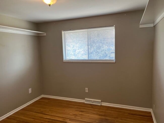 Building Photo - Lovely 5-bedroom, 2-1/2 bath home.  Centrally-located in Longmont with convenient access to shopp...