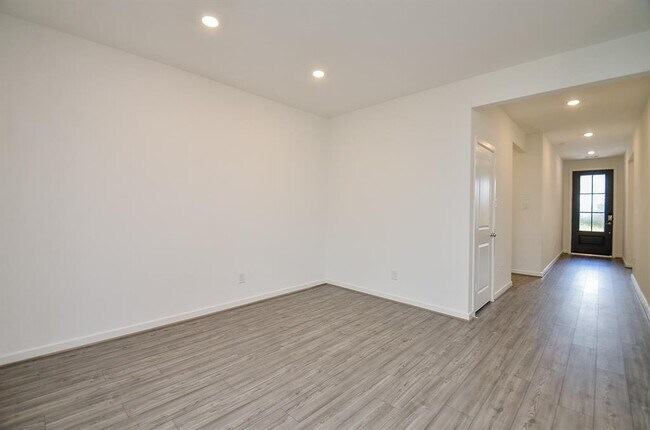 Building Photo - 9730 Burlington Bristol Dr