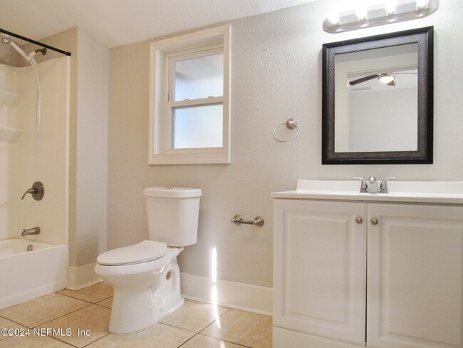 Master Bath - 2425 N Market St