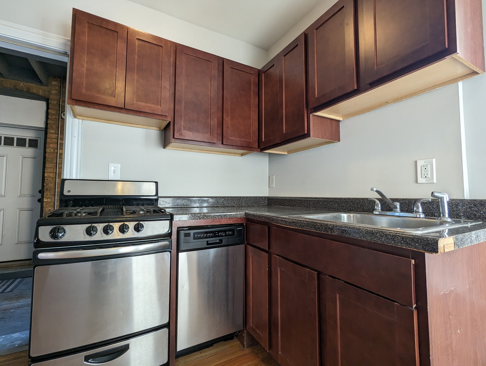 Building Photo - 953 W Cornelia Ave