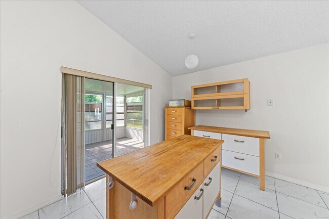 Building Photo - 2165 Redwood Cir