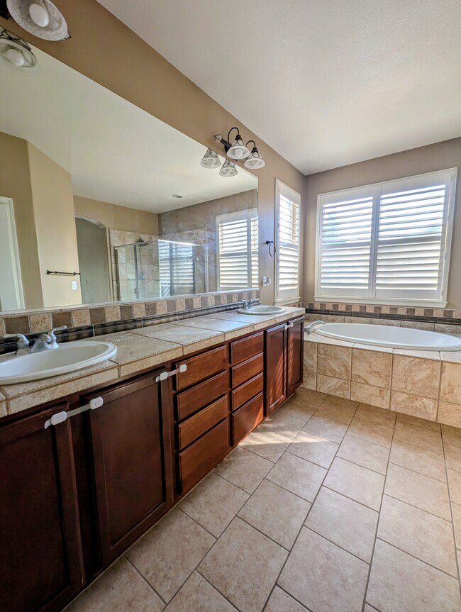 Building Photo - 430 Cicada Ct