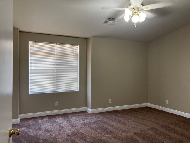 Building Photo - Townhouse 3 bedroom 2.5 bath 2 car garage