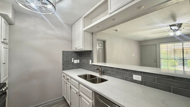 Building Photo - 1311 Antoine Dr