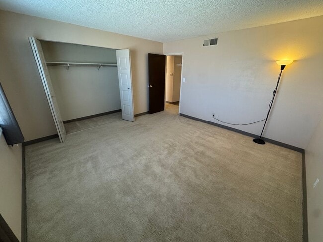 Building Photo - Spacious single bedroom condo in SE Denver