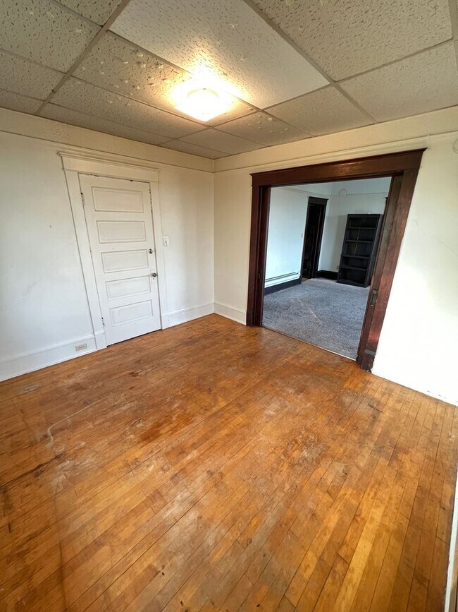 Building Photo - 910 N 22nd Ave W