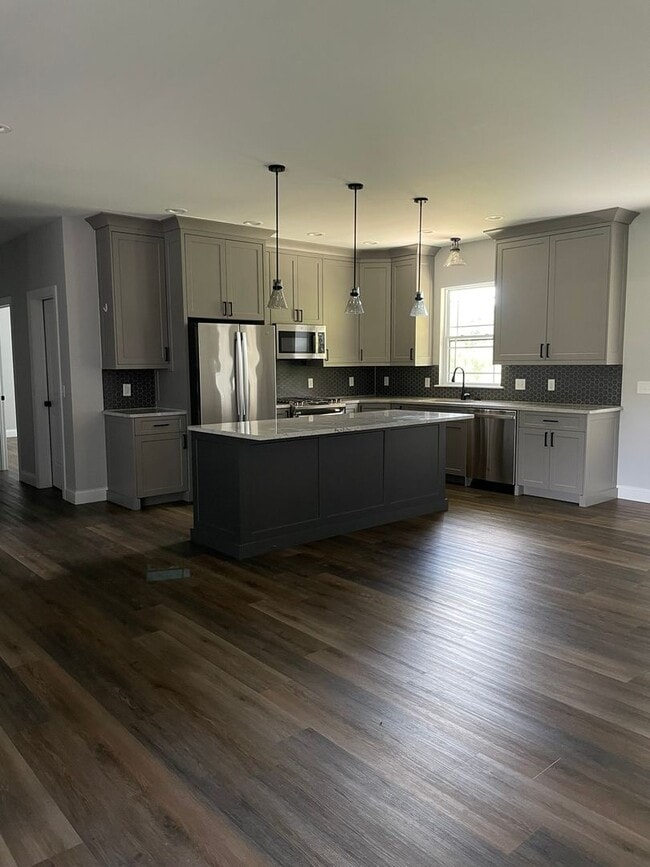 Building Photo - Beautiful 3 Bed / 2 Bath Home with 3-Car G...