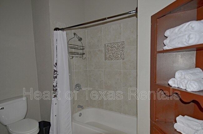 Building Photo - 609 Herring Ave