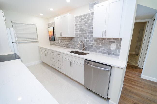 Building Photo - 2660 SW 22nd Ave