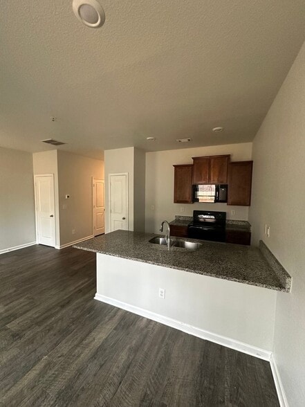 Building Photo - 1112 Highwood Ln