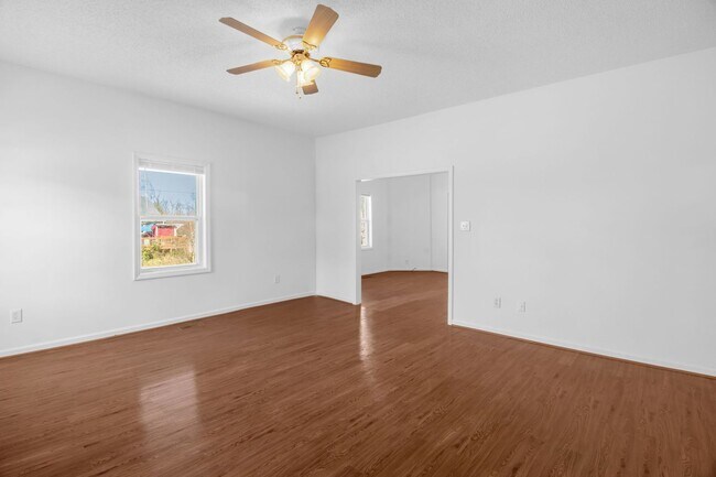 Building Photo - Cozy Home located in Greensboro