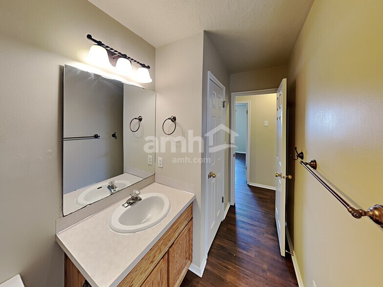 Building Photo - 2101 1630 N St