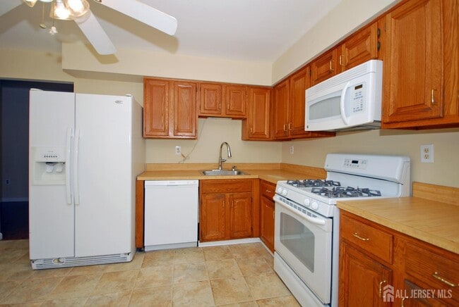 Building Photo - 21 Rosewood Ct