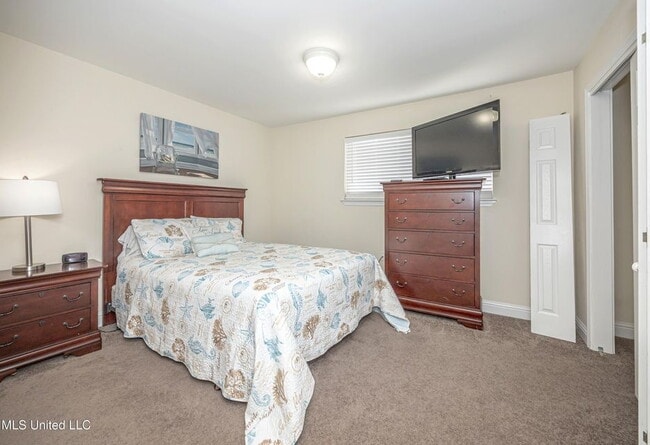 Building Photo - TDY & Snow Birds 2/1.5!