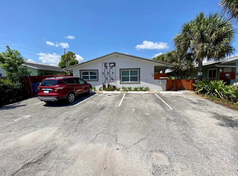 Building Photo - 909 NE 23rd Dr