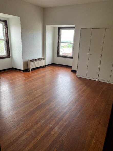 Building Photo - 210 Locust St