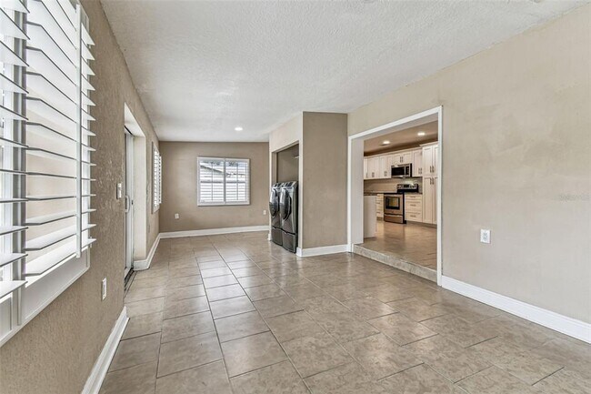 Building Photo - 2580 Granada Cir W