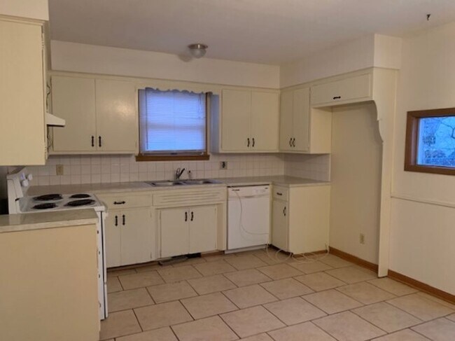 Building Photo - Great Location - 3 bedroom home available!