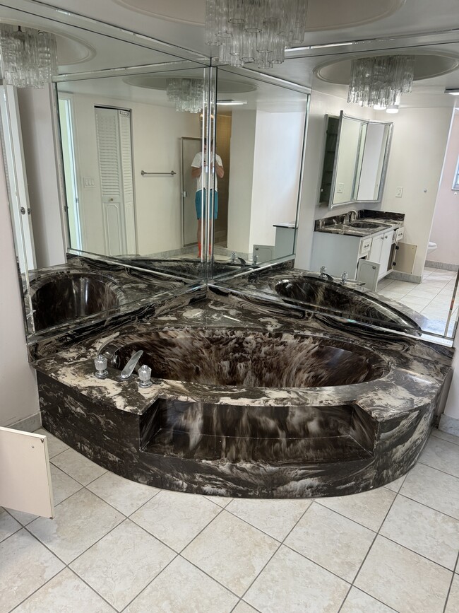 Master bathroom - 1865 S Ocean Dr