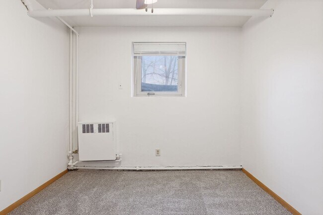 Building Photo - Spacious, Updated 1BR on Beautiful Iris Park!