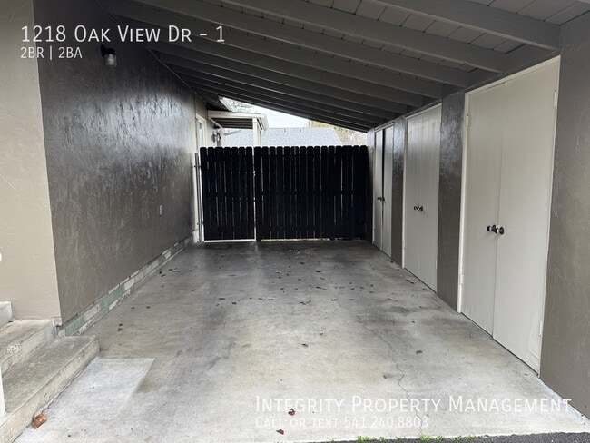 Building Photo - 1218 Oak View Dr