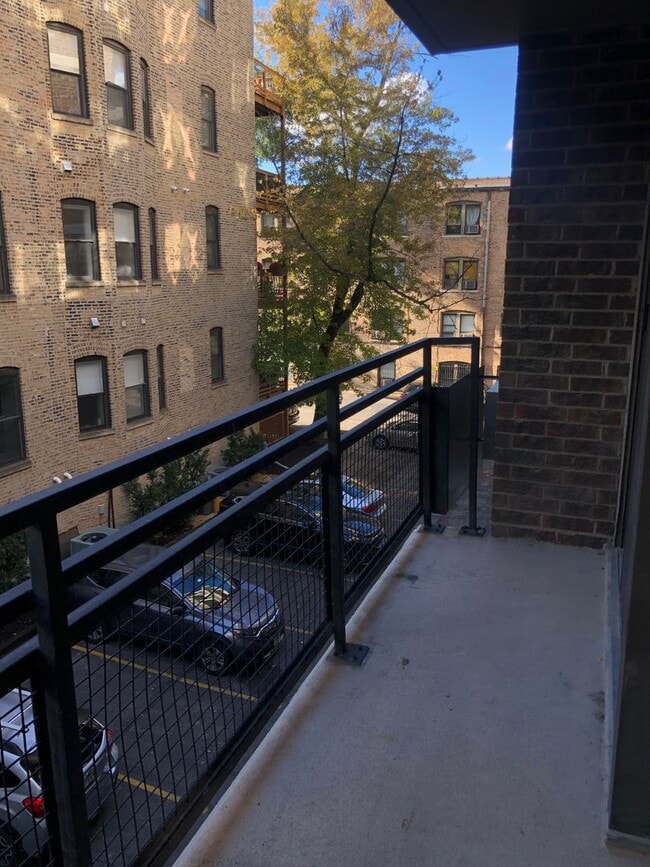 Building Photo - Beautiful Lincoln Park condo situated right next to Lake Shore Drive and Clark Street!