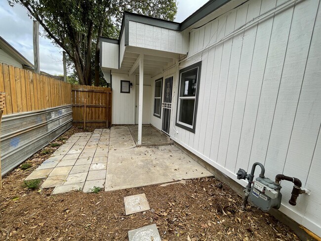 Building Photo - 258 Cresham Dr