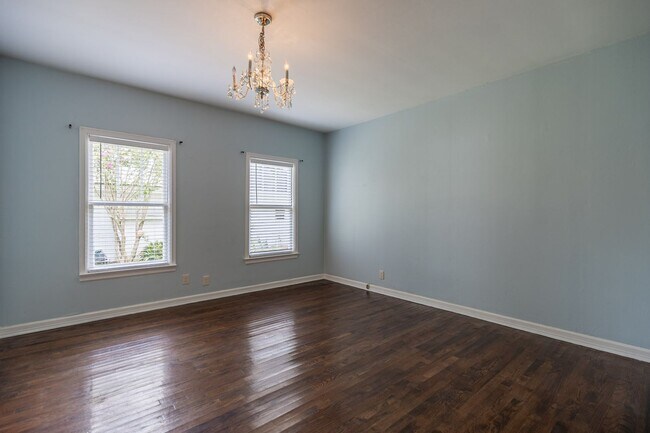 Building Photo - 215 W Jessamine Ave